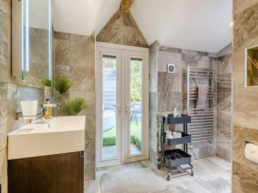 2 Bedroom Cosy Cottage With Hot Tub In Hambrook Close To Bristol City Centre Exterior foto